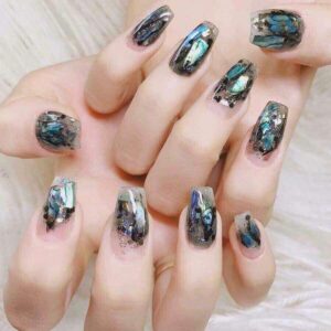 Read more about the article Transform Your Look with Matte vs. Glossy Nail Polish