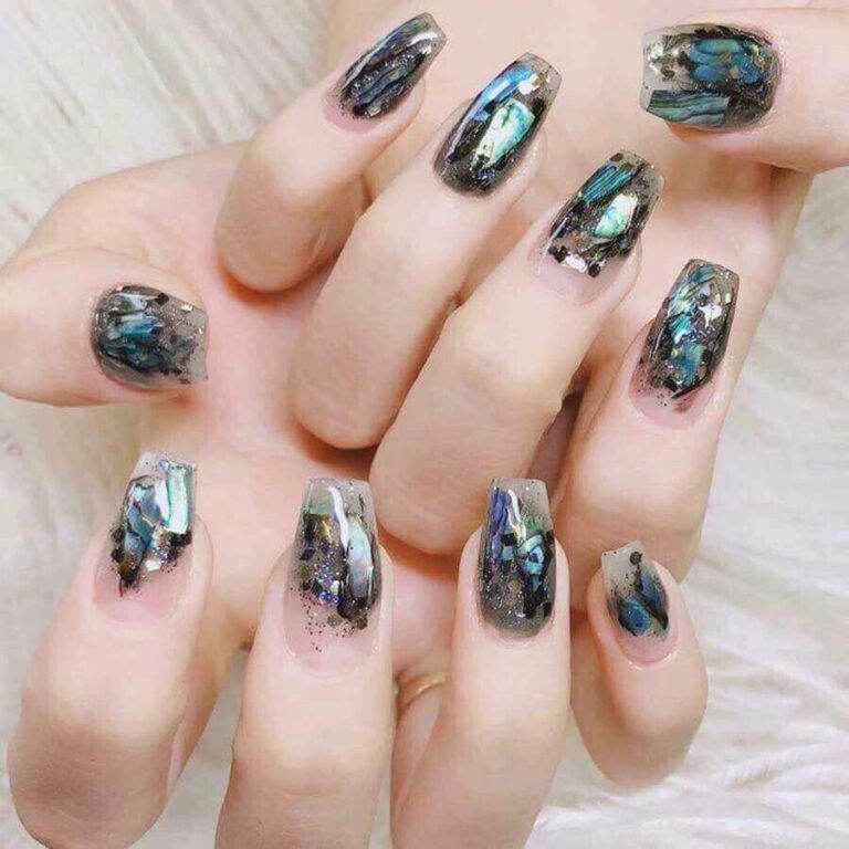 Read more about the article Transform Your Look with Matte vs. Glossy Nail Polish