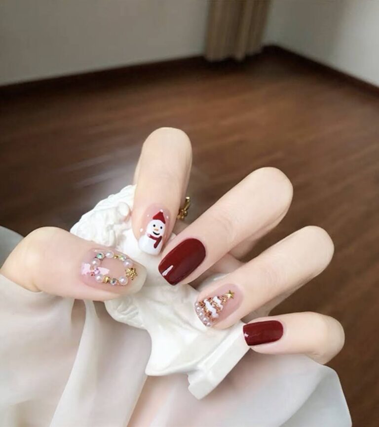 Read more about the article Sparkle and Shine: Trending Christmas Nail Designs at Bella Nails!